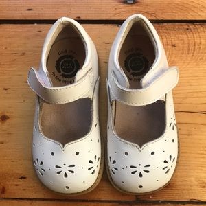 Livie & Luca White Astrids - size 8